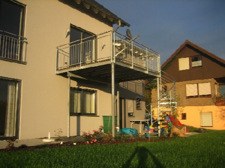 Stahlbalkon mit Anbindung zum Garten Stahlbalkon mit Anbindung zum Garten